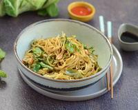 Nouilles sautées aux feuilles de chou-fleur