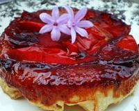 Tarte façon tatin à la tomate. La tomate précuite au four à l'huile d'argan donne cette douce saveur de noisette et le caramel balsamique apporte une touche de douce…