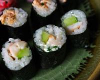 Réalisés à l'occasion d'un anniversaire, ils ont tous boudé les canapés au saumon pour ces makis, et puis fallait se dépêcher...