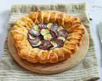 Tarte fleur au saumon, courgettes et oignon rouge