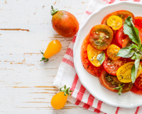 Cette salade de tomates signée Alain Ducasse avec sa sauce spéciale est idéale pour se régaler quand il fait chaud