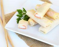 Des nems revisités au surimi et sa sauce fromage et ciboulette.