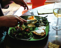 Asperges poêlées, œuf mollet sur pancetta grillée, sauce et salade parmesan