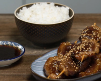 Brochettes de magret de canard grillées et vinaigrette Molho