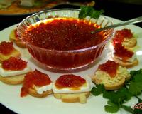 Délicieuse confiture de poivron rouge, oignon et tomate à manger avec tartines et fromage.