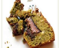 Un cake au vrai goût de pistaches et noisettes légèrement torréfiées, avec un cœur fondant au chocolat noir amer. On craque !
