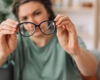 Ni savon, ni liquide vaisselle : comment nettoyer vos verres de vos lunettes efficacement avec seulement 2 ingrédients de cuisine ?