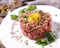 Encore meilleur qu’au restaurant, notre chef partage la meilleure façon de réaliser un steak tartare