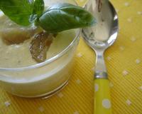 Des poivrons jaunes grillés au four et des citrons confits pour une soupe froide aux accents orientaux.