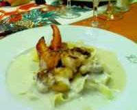 Homard et queues de langoustes poêlées sur un lit de parpardelles al dente, au jus de homard et langouste.