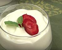 Une délicieuse mousse au chocolat blanc très facile à réaliser. L'agar agar apporte de la légèreté tout en restant très très gourmande !