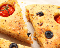 Elle est garnie de tomates séchées, olives noires, arrosée d'huile d'olive. Je conseille vraiment une huile de qualité essentielle à…