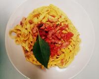 Pâtes fraîches avec tomates, basilic, crème fraîche et curry