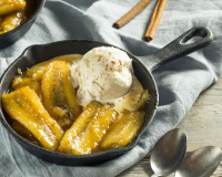 Envie d’un dessert express et dépaysant ? Essayez les bananes flambées au rhum et à la vanille