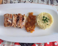 Blancs de poulet farcis aux dattes, sauce à l'orange et à l'abricot