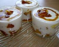 Des petites verrines de pommes caramélisées et de fromage blanc un dessert très frais et très simple à réaliser.