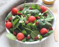 Salade de pousses d’épinard, billes de pastèque, chorizo et fromage de féta