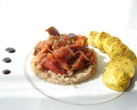 Aubergine à la tomate sur boulghour de sarrasin, tofinelle curry et sésame