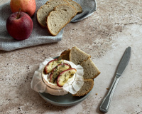 Camembert rôti aux pommes caramélisées