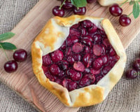 Pas besoin de moule : voici la recette de la tarte rustique express aux cerises