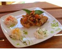 Des escalopes de poulet sucrées-salées. Une viande tendre qui titille l'odorat, un peu relevée, accompagnée d'un riz basmati légèrement parfumé.