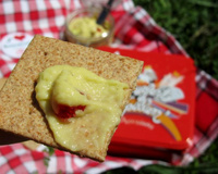 Pâte à tartiner au roquefort et Laguiole, cranberries, pistaches