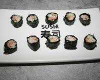 Des Sushis roulés au riz thon et concombre.