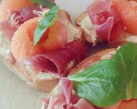 Une tartine pour l'entrée. Fraîche et qui sent l'été & le soleil :)