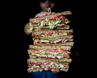 Club sandwich au poulet, bacon, tomate et laitue