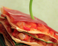Compotée de tomates et poivrons au brebis en millefeuilles de jambon