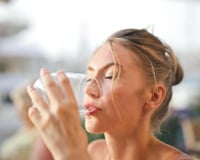 On sait — enfin — quel est le moment de la journée idéal pour boire de l'eau (stop aux idées reçues)