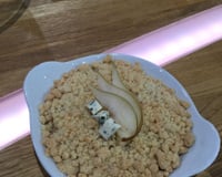 Crumble de poires poêlées au sirop d’érable, noisette et fourme d’Ambert