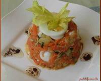 Entrée composée de légumes crus en salade (carotte, courgette, cèleri branche,ail, )