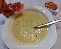 Un velouté festif, avec un légume ancien accompagné de mouillettes grillées, enduites de caviar de tomates confites et surmontée de ce fameux jambon cru pata negra, un…