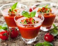 “J’ai l’impression de croquer l’été” : Julie Andrieu livre sa version fraiche et gourmande du gaspacho andalou, parfait pour se rafraichir