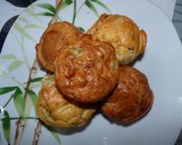 Muffins aux lardons et aux olives vertes.