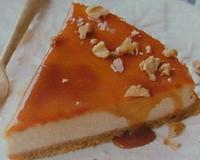 Voici une recette de cheescake avec du chocolat au lait et du chocolat blanc mélangé aux noix qui apportent du croquant à cette recette.