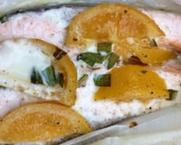Papillote de saumon au citron confit et coriandre fraîche et raïta d'épinard frais au cumin