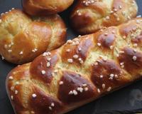 La brioche est une viennoiserie à pâte levée et aérée, a base d'ingrédients de base, tel que: farine, oeufs, sucre, sel et levure sèche. La brioche impressionne toujours…