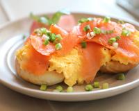 Œufs brouillés au saumon fumé