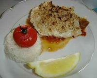 Sur les filets de bar, repose une crumble parfumé au citron. Servi avec un dôme de riz et une tomate confite, une touche de ratatouille maison, cela fait un plat de fête…