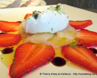 Saint-Jacques et fraises en carpaccio, chantilly légère au roquefort