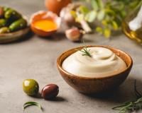 Avec seulement un filet d’huile, cette recette de mayonnaise légère est parfaite pour ne pas culpabiliser !