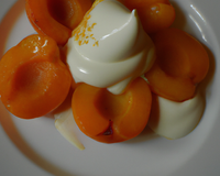 Abricots rotis au miel sur crème mousseuse