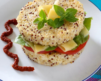 Originals ces palets de quinoa en guise de pain à burger, non ? Accompagnés de légumes frais, ils sont parfaits. #changezdavisquinoa