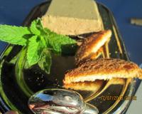 Cette recette doit rester très naturelle quant à la couleur, inutile d'y mettre du colorant alimentaire qui n'est flatteur que pour les yeux et n'apporte rien de plus…
