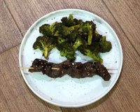 Brochettes de boeuf laquées et brocoli rôti