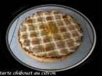 Délicieuse recette de tarte au citron avec une crème bien mousseuse qui donne un aspect léger et rafiné à ce dessert