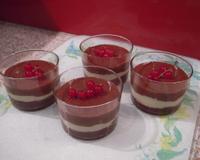 Une verrine gourmande avec les trois chocolats.