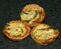 Faire une pâte brisée, faire cuire des légumes à la poêle, et mélanger les ingrédients qu'il faudra verser sur le fond de tarte.